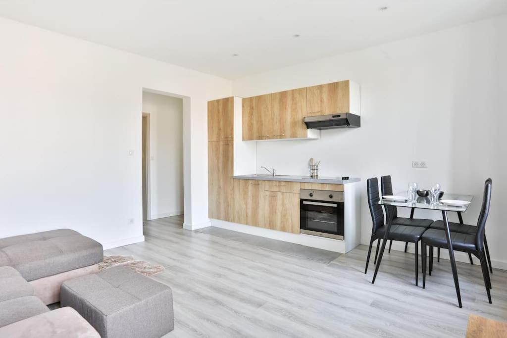 Lumineux Et Moderne, Parking Gratuit, Centre Apartment